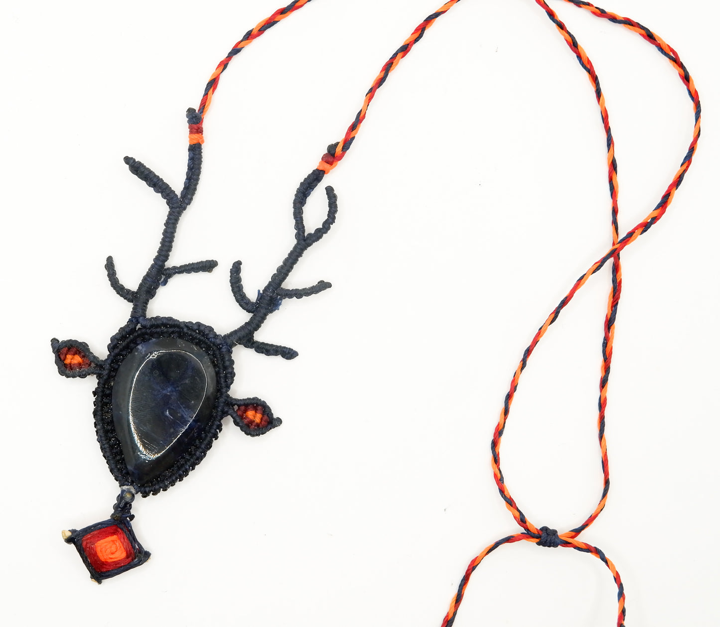 Naszyjnik z kamieniem szlachetnym w kształcie jelenia