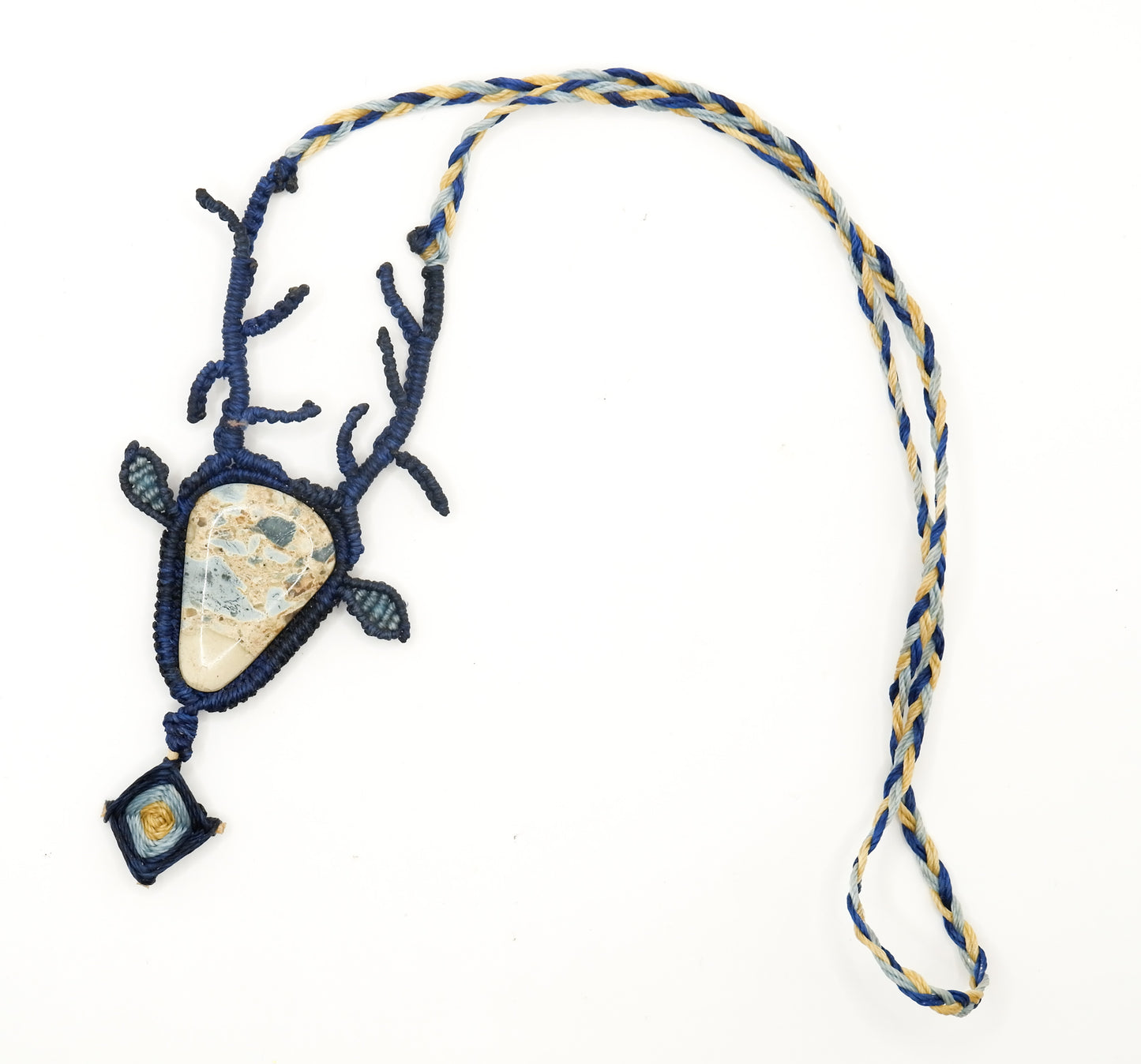 Naszyjnik z kamieniem szlachetnym w kształcie jelenia