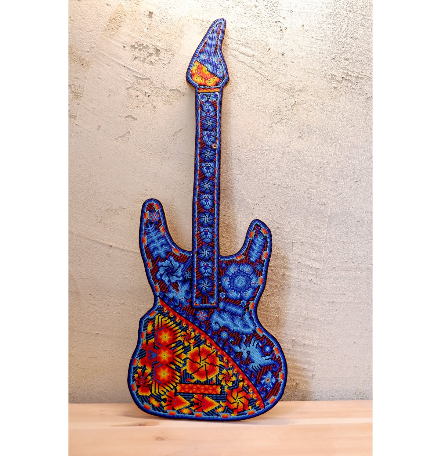 FIGURKA GITARA WIXARITARI (HUICHOL)